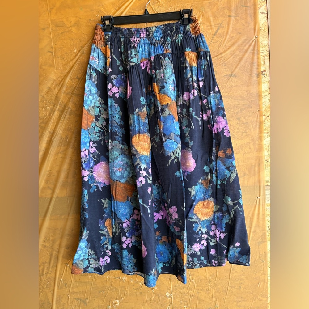NWOT VINCE Painted Bouquet Printed Midi Skirt
Size Small - Picture 7 of 11